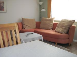 een woonkamer met een bank en een tafel bij Urlaub bei Alma in Wurster Nordseeküste +9 foto's