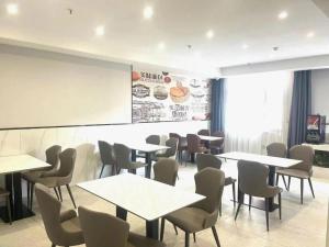 Un lugar para sentarse en GreenTree Inn Express Fuyang University Town West High-Speed Railway Station