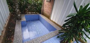 uma pequena piscina num quintal com em Cimanggu forest guest house em Baruhtunggul