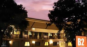 a building with lights in front of it at night at B2 Phayao Boutique & Budget Hotel in Ban Rong Ha