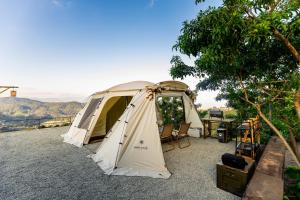 En generel udsigt til bjerge eller udsigt til bjerge taget fra resortet