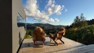 2 sedie sedute sopra un ponte di legno di Birdbox Bergen a Bergen