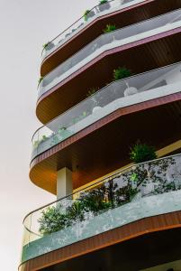 um edifício de apartamentos com plantas nas varandas em Petit Hotel em Thu Dau Mot
