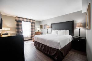 a hotel room with a large bed and a window at Carradoc Hall Hotel & Conference Center by The Red Collection in Leesburg +44 photos