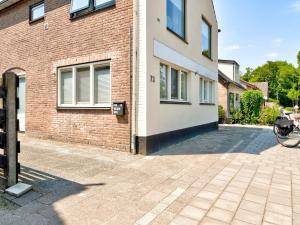 un edificio de ladrillo con una bicicleta estacionada al lado en Stunning apartment in Schoorl, North Hollandâ you can bike to the beach, en Schoorl