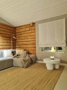 Watermill Resort : غرفة نوم بها سرير وطاولة