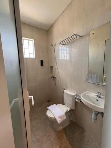 un bagno con WC e lavandino di Aluna Bay Hotel a Balige