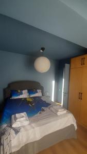 Ένα ή περισσότερα κρεβάτια σε δωμάτιο στο REDCO FOUR SEASONS in NEW GUDAURI 425