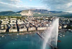 einen Luftblick auf eine Stadt mit einem Brunnen in der Unterkunft Luxury Apartment in Central Geneva in Genf