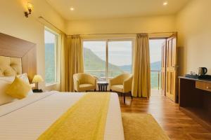 een hotelkamer met een bed en een groot raam bij The Kempty Osasis - A Boutique Resort With Scenic Mountain View in Mussoorie in Mussoorie