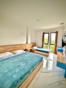 Un dormitorio con dos camas y una ventana. en Hotel Asia Express near Farmhouse Lembang, en Lembang