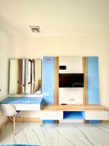 Un baño con un tocador con dos espejos. en Hotel Asia Express near Farmhouse Lembang, en Lembang