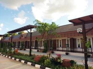 un edificio escolar con muchos árboles y plantas en Baan Por Pla Resort en Prachuap Khiri Khan