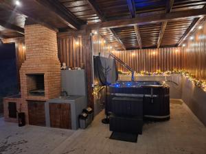 ein großes Badezimmer mit Badewanne und Kamin in der Unterkunft Cuibul de pe Deal Coșdeni Bihor 
