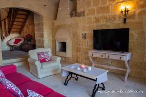 シャーラにあるTal Fjuriのテレビ、ソファ、テーブルのあるリビングルーム