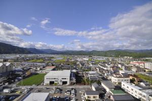 una vista aerea di una città con automobili di Hotel Tamai a Aki