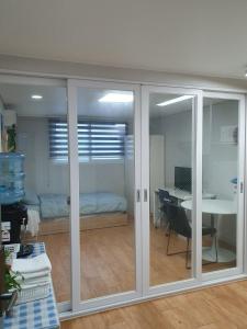 uma sala com portas de vidro deslizantes e um quarto em Incheon Intl Airport ANN Guest House em Incheon mais 40 fotografias