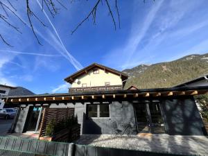 Cảnh núi rừng hoặc tầm nhìn ra núi từ căn hộ