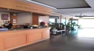 SR Hotel في Ban Tha Kup: رجل يقف عند كاونتر في مطعم