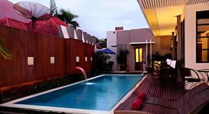 KampungdurianにあるSavali Hotelの家の裏庭にあるプール