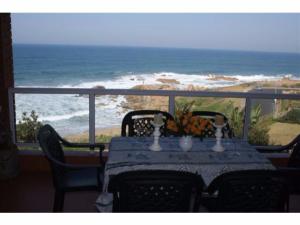 uma mesa e cadeiras com vista para o oceano em Balooga No. 36 em Margate