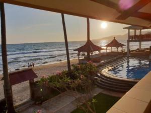 - Vistas a una playa con piscina y al océano en 77 Sunset Plaza, en Karanghawu