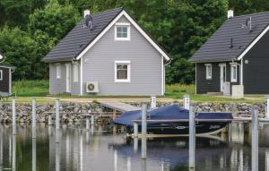 een boot aangemeerd bij een dok voor een huis bij Haus Hafenblick in Wandlitz