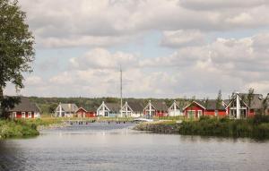 een rij huizen naast een rivier bij Haus Hafenblick in Wandlitz