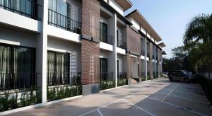 Ban Nong SaengにあるSiamgrand Hotelの建物の前に駐車された車