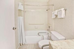 Koupelna v ubytování Knights Inn South Houston TX + 56 fotografií