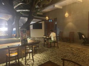 TV a/nebo společenská místnost v ubytování Mich's Surf Villa & Hostel