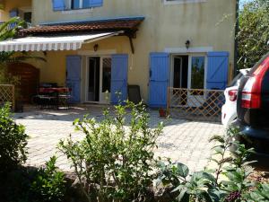ein Haus mit blauen Türen und einer Terrasse in der Unterkunft Les Tourterelles in Saint-Aygulf