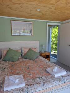 Giường trong phòng chung tại Cathedral Cove Cottage