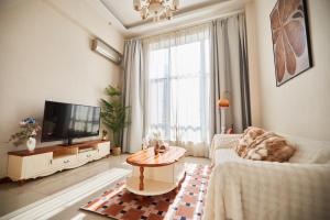 TV a/nebo společenská místnost v ubytování Ultimate Theme Apartment Universal Resort Store