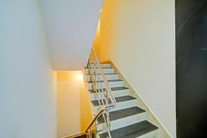 una escalera en un edificio con barandilla de metal en FabHotel SS Inn, en Indore