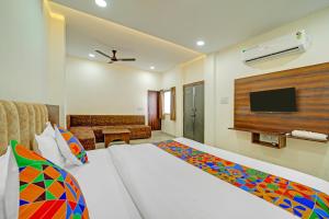 Una habitación de hotel con una cama y un televisor de pantalla plana. en FabHotel SS Inn, en Indore 20 fotos más