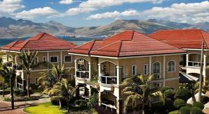 una fila de casas con montañas en el fondo en Moonbay Marina the Villas, en Olóngapo
