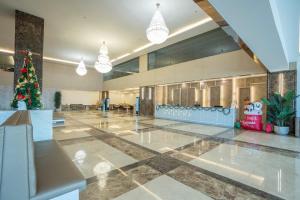 eine Lobby mit einem Weihnachtsbaum in der Mitte in der Unterkunft Enrich Grand Hotel in Bangkok