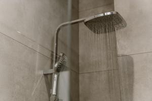um chuveiro com chuveiro em um banheiro em Petit Hotel em Thu Dau Mot mais 44 fotografias