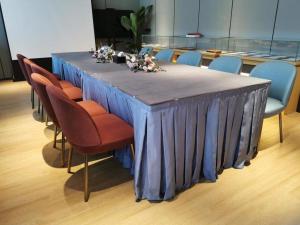 una mesa larga con sillas y un mantel azul en Home Inn Plus Shanghai Pudong Airport Chuansha Branch, en Shanghái