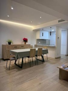 a dining room and kitchen with a table and chairs at Ca La Rosalia Arbeca in Arbeca