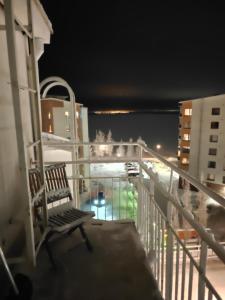 una sedia seduta sul balcone di notte di ArticLoft Kemi a Kemi