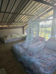 Postel nebo postele na pokoji v ubytování Uncle Ong Home's Khaokho บ้านพักลุงโอ่งโฮม เขาค้อ