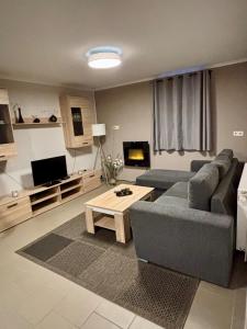 un soggiorno con un divano e un tavolo di Gemütliches Ferienhaus im Grünen a Beverstedt