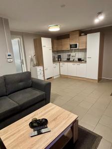 un soggiorno con un divano e un tavolino da caffè di Gemütliches Ferienhaus im Grünen a Beverstedt