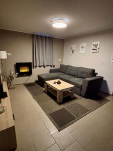 un soggiorno con un divano e un tavolino da caffè di Gemütliches Ferienhaus im Grünen a Beverstedt