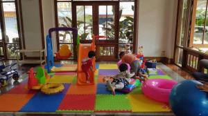 un grupo de niños jugando en una habitación con juguetes en Dusit Hotel, en Sakon Nakhon