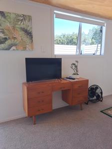 TV/trung tâm giải trí tại Cathedral Cove Cottage