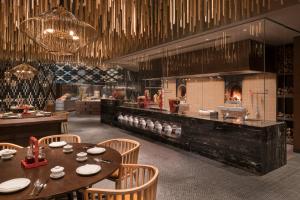 Un restaurante u otro lugar para comer en Grand Hyatt Changsha