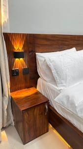 Ένα ή περισσότερα κρεβάτια σε δωμάτιο στο Dukes Apartments Kampala +7 φωτογραφίες